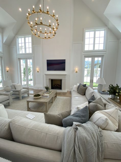 Living Room Big Family, Modern But Homey House, Cozy Family Home Aesthetic, White House Interior Modern Living Room, Dream Lounge Room, Costal House Living Room, Cute Big Living Room, Big Cosy Living Room, Big Comfy Living Room