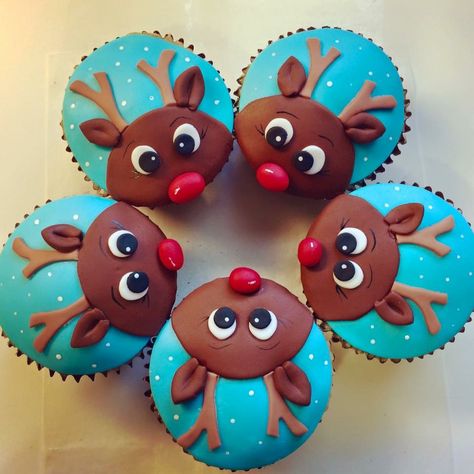 Adorable reindeer cupcakes Christmas Cupcake Ideas, Christmas Cupcakes Recipes, Reindeer Cupcakes, Cupcake Fondant, Christmas Cupcakes Decoration, Christmas Cake Designs, Christmas Cupcake, Holiday Cupcakes, Christmas Cake Decorations