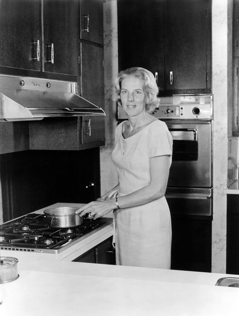 Jo Schirra at home in 1961. Credit: NASA via Retro Space Images. Woman In The Kitchen, 50s Housewife, Metal Cabinets, Vintage Housewife, Happy Housewife, Retro Housewife, Living Vintage, Casa Vintage, Deco Retro