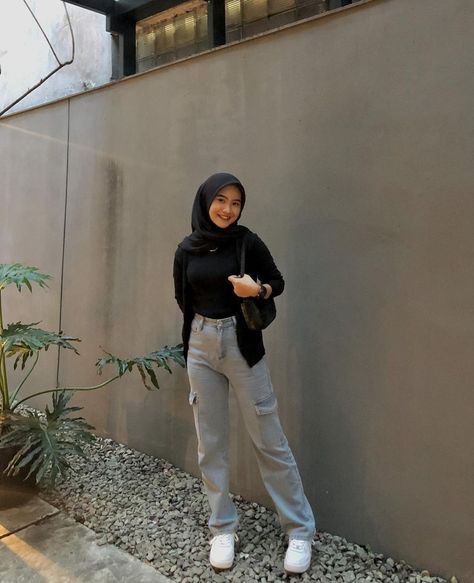 Ootd Cargo Pants Hijab, Jeans Cargo Pants Outfit, Outfit Celana Jeans, Cargo Pants Outfit Hijab, Ootd Hijab Casual Jeans, Outfit Hijab Casual Jeans, Ootd Cargo Pants, Outfit Celana Cargo, Grey Hijab