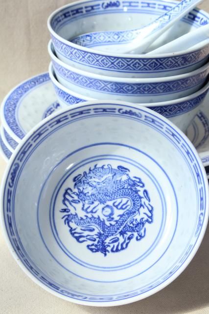 Chinese blue & white rice grain porcelain, vintage bowls, spoons, plates made in China Chinese Blue Aesthetic, Asian Plates And Bowls, China Blue Aesthetic, Chinese Pottery Ceramics, Asian Plates, Chinese Plates Design, Ceramic Tattoo, Chinese Bowl Design, Blue China Bowl