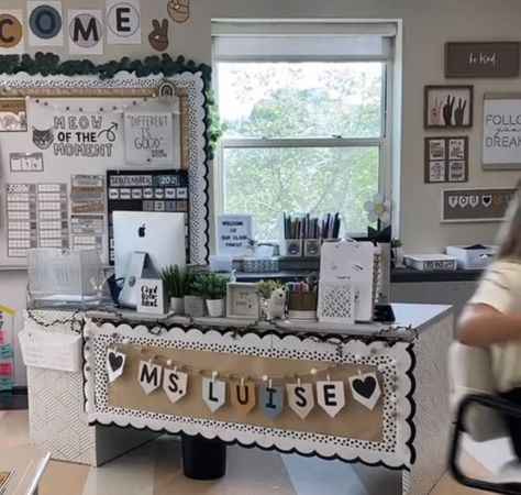 Elementary School Classroom Aesthetic, 2nd Grade Classroom Aesthetic, School Desk Aesthetic Classroom, All Are Welcome Classroom, Elementary Classroom Asthetics, Classroom Teacher Desk Ideas, Simply Boho Classroom Decor, Elementary School Teacher Aesthetic, Cozy Classroom Ideas