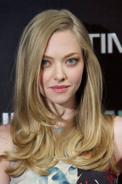 Amanda Seyfried Amanda Seyfried Hair, Side Part Hairstyles, Side Hairstyles, Athletic Hairstyles, Curly Bob Hairstyles, Long Blonde, Amanda Seyfried, Side Part, Long Blonde Hair