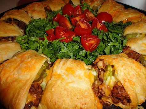 Cresent cheeseburger ring Cheeseburger Ring, Crescent Roll Recipes, Minced Meat, Main Course Recipes, Food Pantry, Beef Dishes, Pampered Chef, Iftar, Ground Beef Recipes