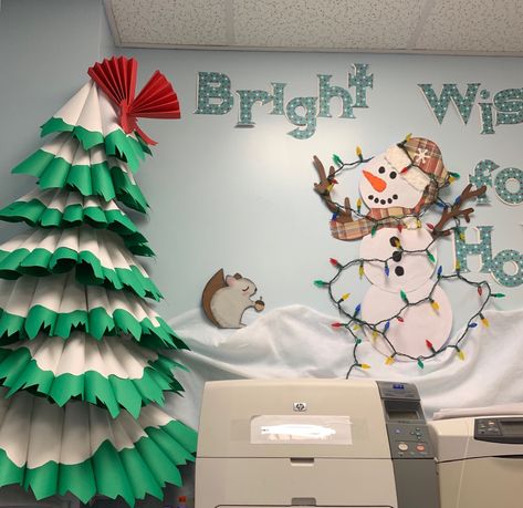 3d Christmas Tree Bulletin Board, 3d Bulletin Boards, Bulletin Board Office, Snowman Bulletin Board, Winter Paper Crafts, Bulletin Board Tree, Library Decorations, Holiday Bulletin Boards, Work Bulletin Boards