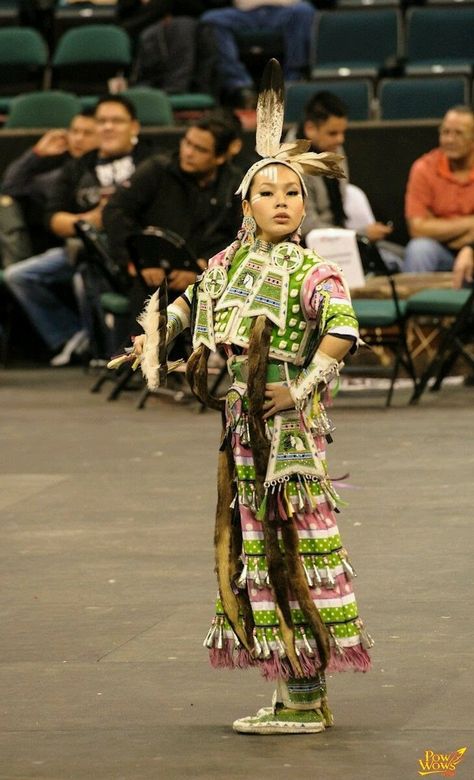 Jingle Dress Dancer, Powwow Dancers, Powwow Outfits, Native Regalia, Native American Dance, Native Women, Powwow Regalia, Jingle Dress, Native American Regalia