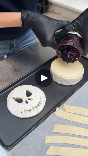 Halloween Brie Cheese Ideas, Halloween Brie Cheese, Chefclub Network, Halloween Platter, Brie En Croute, Baked Brie Recipes, Creepy Halloween Food, Brie Puff Pastry, Brie Appetizer