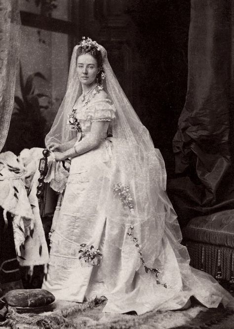 Victorian Bride, Princess Louise, Vintage Brides, Court Dresses, Vintage Wedding Photos, Vintage Weddings, Victorian Wedding, Antique Wedding, Wedding Gowns Vintage