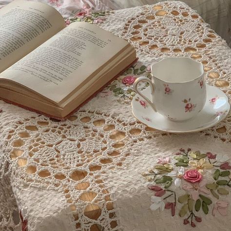 Dolette Coquette, Grandma Core Aesthetic, Grandma Aesthetic, Romantic Academia, Cottage Aesthetic, Grandma Core, Book Vintage, Cottagecore Aesthetic, Grandmas House