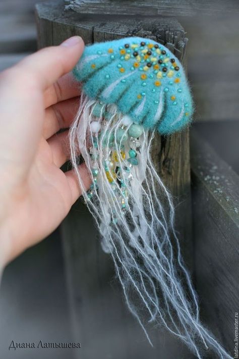 Jellyfish seashell art Diy Tricot, Felt Fish, Jellyfish Craft, Wool Felting, Felt Embroidery, Felt Jewelry, Needle Felting Projects, Felted Animals, Felt Brooch