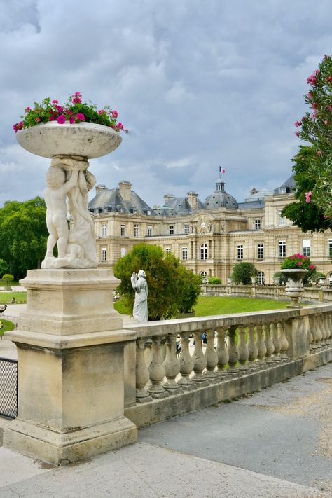 Flowers In Paris, Paris Gardens, Paris Garden, Places In Paris, Bright Pink Flowers, Paris Flowers, Paris In Spring, Leaves Changing Color, Luxembourg City