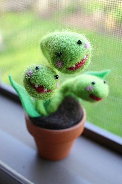 Needle Felted Carnivorous Plant | Flickr - Photo Sharing! Tovad Ull, Felt Monster, Needle Felting Diy, Wool Needle Felting, Needle Felting Tutorials, Felt Fairy, Needle Felting Projects, Felted Animals, Wool Projects