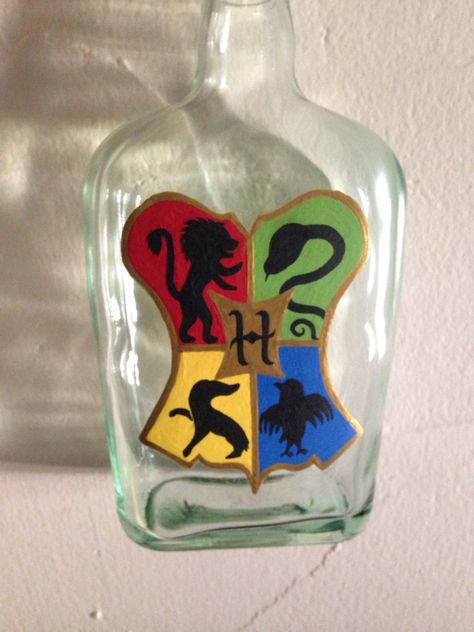 Harry Potter Bottle Art, Wine Bottle Art Diy, Christmas Craft Gift Ideas, Harry Potter Bathroom, Gryffindor Slytherin Hufflepuff Ravenclaw, Wine Bottle Ideas, Gryffindor Slytherin, Painted Bottles, Craft Gift Ideas