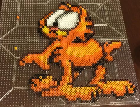 Perler Bead Patterns Garfield, Garfield Perler Beads, Garfield Kandi, Garfield Pixel Art, Garfield Perler, Garfield The Cat, Hamma Beads Ideas, Easy Perler Beads Ideas, Fuse Bead Patterns