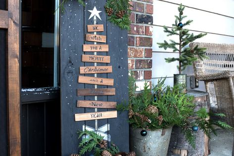 Wooden Porch Christmas Tree, Rustic Christmas Porch Signs, Christmas Tree Porch Sign, Diy Christmas Tree Outdoor Pallet Wood, Pallet Wood Christmas Tree Fence, Pallet Wood Christmas Tree, Pallet Wood Christmas, Christmas Tree Stencil, Pallet Christmas Tree