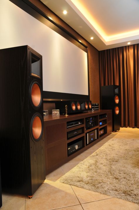 Klipsch Home Theater, Home Theater Ideas, Sala Cinema, Basement Home Theater, Home Cinema Room, Home Theaters, Lakeland Florida, At Home Movie Theater, Home Theater Setup