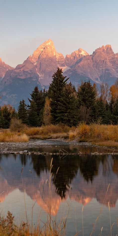 Granola Mountain Aesthetic, Fall Mountain Photography, Autumn Mountains Wallpaper, Golden Hour Mountains, Peaceful Places Aesthetic, Granola Background, Wallpaper Backgrounds Mountains, Autumn Scenery Landscape, Autumn Flowers Aesthetic