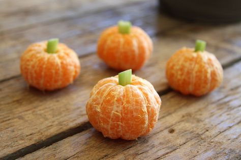 Healthy Halloween :) Halloween Snack Board, Snack Jack, Clementine Pumpkins, Easy Halloween Treats, Guacamole Ingredients, Kids Halloween Party, Healthy Halloween Treats, Apple Bite, Healthy Halloween Snacks