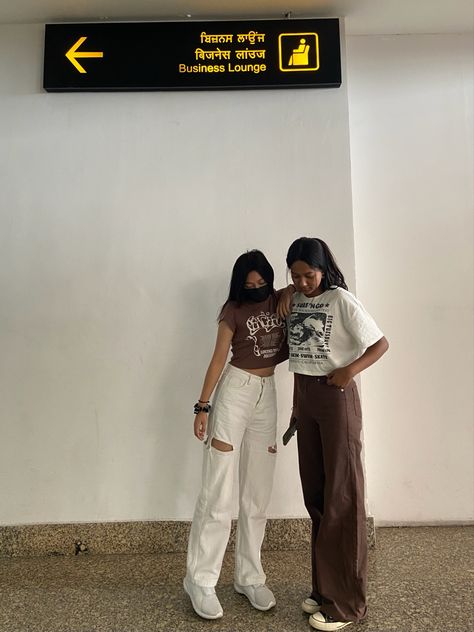 Twining Outfits Best Friends, Brown Jeans Outfit Aesthetic, Twin Day Outfits, Graduation Party Outfit, Twining Outfits, Kerala Dress, Desi Fashion Casual, Casual College Outfits, Bff Photoshoot Poses