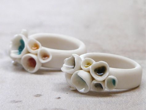 Porcelain rings "shades of the forest". Made by Nausika Porcelain Clay Jewelry, Clay Jewelry Ideas, Porcelain Rings, Cold Porcelain Jewelry, Polymer Clay Ring, Polymer Clay Ornaments, Polymer Clay Canes, Clay Ornaments, Porcelain Jewelry