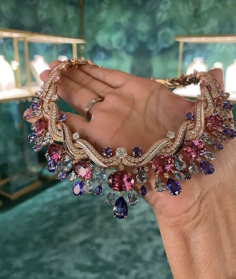 Lucia Silvestri, Sapphire Diamond Necklace, Expensive Jewelry Luxury, Fancy Jewellery Designs, Luxe Jewelry, Cartier Jewelry, Classy Jewelry, Expensive Jewelry, Ruby Sapphire