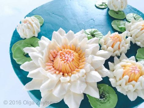 Buttercream Water Lily cake tutorial - CakesDecor Water Lily Cake, Lotus Cake, Piping Buttercream, Lily Cake, Hot Cake, Piping Flowers, Icing Techniques, Icing Flowers, Lily Flowers