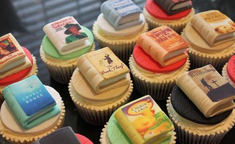 Little Book Cupcakes | 24 Incredible Cakes Inspired By Books Torte Creative, Book Cupcakes, Book Cakes, Book Cake, Torte Cupcake, Cool Birthday Cakes, Snacks Für Party, Cupcake Cake, Fruit Desserts