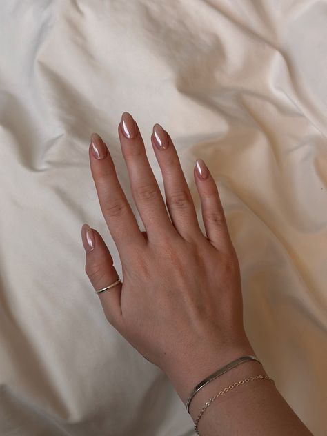 Tan Pearl Nails, Spring 2024 Chrome Nails, Nude Pearl Chrome Nails, Nail Inspo Holographic, Chrome Nails Beige, Pearl Nude Nails, Nude Chrome Nails Short, Pink Nude Chrome Nails, Chrome Nails Nude Base