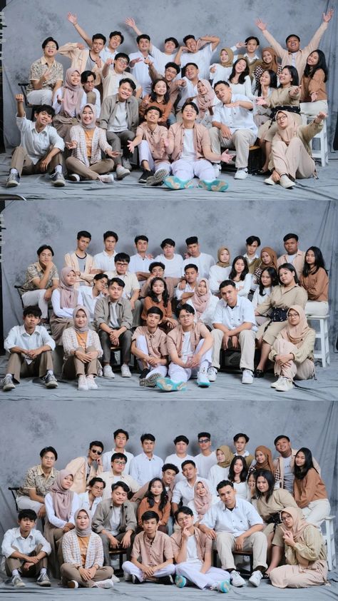 Outfit Foto Studio Grup, Group Photo Studio, Class Group Photo, School Group Photo, Class Photoshoot, Group Photoshoot Ideas, Group Photo Ideas, Photo Yearbook, Yearbook Photoshoot