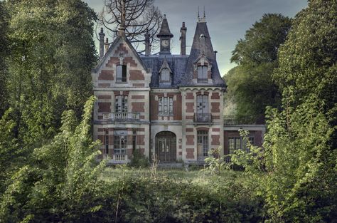 Abandoned mansion Old Victorian Homes Abandoned Mansions, Mansion In The Woods, Abandoned Mansion For Sale, Mansion Aesthetic, Old Victorian House, Old Victorian Homes, Old Mansion, Abandoned Mansion, Old Abandoned Houses