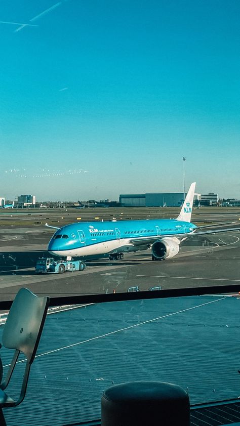 I took this picture a few months ago at Schiphol Airport. (: Schiphol Airport, Blue