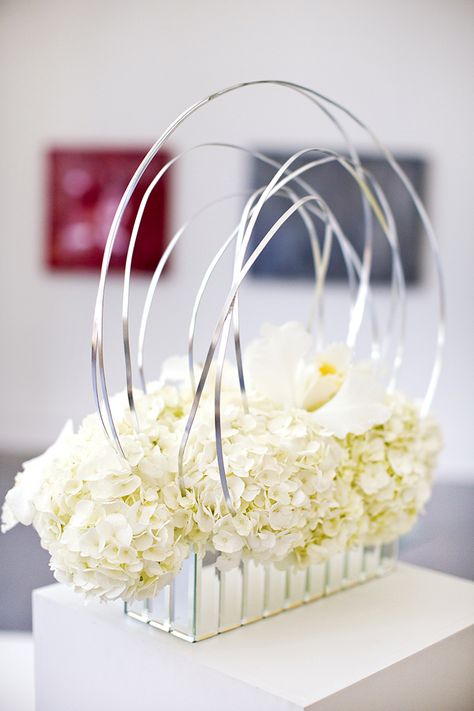 architectural floral arrangement | Breathtaking Modern White Art Museum Inspiration Session | Images by Djamel Photography Modern Centerpieces, White Centerpiece, Corporate Flowers, Modern Floral Design, Event Centerpiece, Modern Flower Arrangements, Modern Flower, Arte Floral, Modern Floral