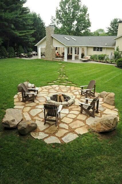 I just want the flagstone and rock, love it. Design Per Patio, Outdoor Fire Pit Designs, Real Estat, Fire Pit Designs, Landscape Designs, Patio Interior, Backyard Fire, Fire Pit Backyard, Dream Backyard