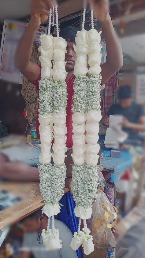 Bridal Flower Garland, Bride And Groom Garland Indian, Wedding Flower Haar Mala, White Rose Varmala, Types Of Varmala, South Indian Varmala, Hindu Wedding Mala, Bridal Malai Indian Weddings, White And Green Varmala