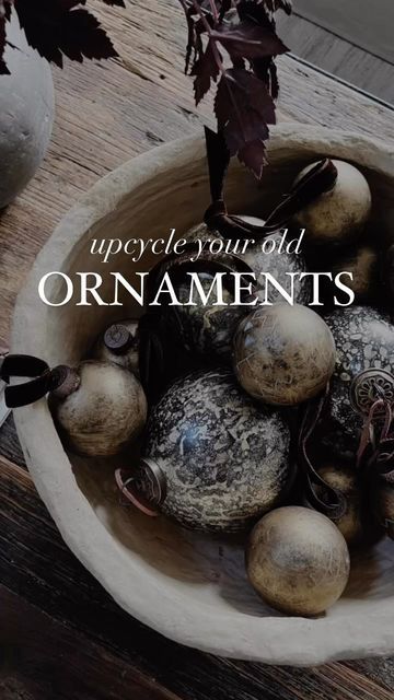 Upcycle Old Ornaments, Old Ornaments Repurpose, Rub N Buff Christmas Ornaments, Diy Velvet Christmas Ornaments, Upcycle Ornaments, Diy Velvet Ornaments, Brass Spray Paint, Old Ornaments, Rub And Buff