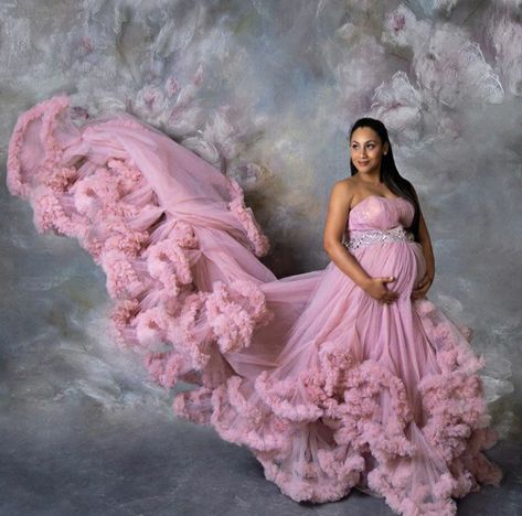 Photo Shoot Plus Size, Pregnant Shoot, Photo Pregnant, Strapless Maternity Dress, Maternity Dresses For Photoshoot, Maternity Gowns, Mermaid Gown, Necklines For Dresses, Pregnancy Photoshoot