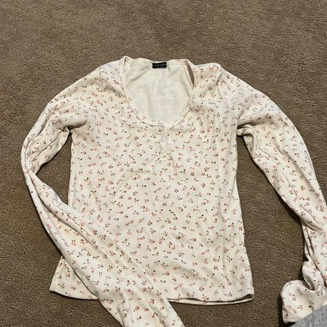 Cute floral brandy Melville long sleeve Brandy Melville Floral Long Sleeve, Floral Brandy Melville, Brandy Melville Long Sleeve, Long Sleeve Floral Top, Brandy Melville Tops, Long Shirt, Dream Clothes, Christmas List, Brandy Melville