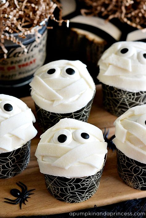 Halloween Treats for Kids - cute and easy party food ideas! #Halloween Muffins Halloween, Creepy Cupcakes, Snack Halloween, Mummy Cupcakes, Halloween Torte, Halloween Treats To Make, Halloween Oreos, Postres Halloween, Dessert Halloween