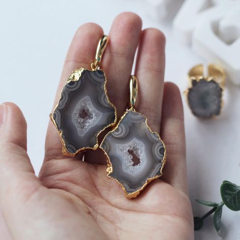 Natural stone with geode crystals inside #agatejewelry #druzyjewelry #geode #agateearrings #quartzring #druzy #druzyring #druzystone Geode Crystals, Druzy Jewelry, Grey Agate, Druzy Earrings, Agate Earrings, Agate Jewelry, Druzy Agate, Quartz Ring, Crystal Shop