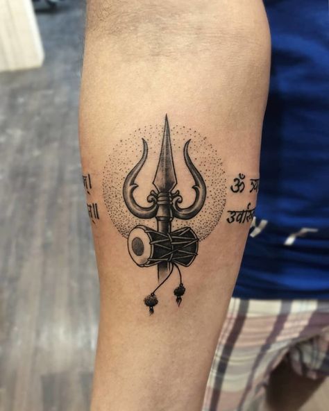 Shiva Trishul, Aliens Tattoo, Hindu Tattoos, Trident Tattoo, Trishul Tattoo Designs, Trishul Tattoo, Om Tattoo Design, Tattoo On Arm, Mantra Tattoo