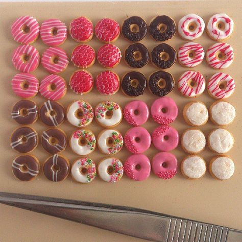 PetitPlat - Stephanie Kilgast Donat Glaze, Clay Sweets, Stephanie Kilgast, Miniature Foods, Barbie Food, Miniature Bakery, Cupcakes Decorados, Miniature Things, Tanah Liat