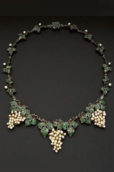 A Georgian Emerald and Pearl Necklace, circa 1780. The entwined vine design suspending three clusters of pearl grapes, the foliage entirely decorated by small emeralds with pearl accents, in silver, length 15 1/2 inches, accompanied by a fitted leather box with gilt floral garland detailing and satin interior. #antique #Georgian 1780 Jewelry, Antique Emerald Necklace, Georgian Necklace, Cluster Jewelry, Georgian Jewelry, Diamond Fashion Jewelry, Pearl Jewelry Design, Antique Jewelry Necklace, Vine Design