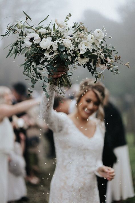 25 Seasonal Winter Wedding Flower Ideas - The Ultimate Guide White Winter Wonderland Wedding, Winter Wedding Flowers Bouquets, Woodland Wedding Bouquet, Flower Bouquet Ideas, White Bridal Flowers, Christmas Wedding Flowers, Dream Elopement, Winter Bridal Bouquets, Flowers Bride