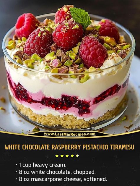 Pistachio Trifle Desserts, Raspberry Pistachio Cheesecake, Pistachio Trifle, Pistachio Tiramisu Recipe, Honey Sweets, Christmas Tiramisu, Heaven Cake Recipe, Pistachio Tiramisu, Amazing Christmas Desserts