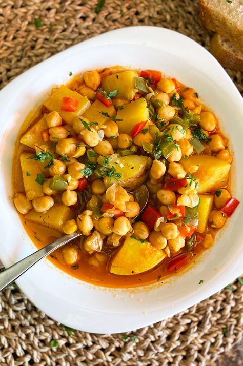 Spanish Stew, Spanish Dish, Chickpea Stew, Spanish Dishes, Spanish Recipes, Chickpea Recipes, Spanish Food, Stew Recipes, Mediterranean Recipes