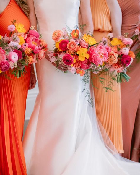 Shades of orange and pink wedding theme
#wswedding #dfwwedding #rentals #venue Pink Orange Floral Arrangements, Shades Of Orange Wedding, Orange And Pink Wedding Theme, Orange And Pink Bouquet, Pink And Orange Wedding Theme, Pink And Orange Bouquet, Sunset Wedding Colors, Orange Wedding Themes, Orange And Pink Wedding