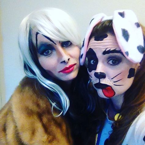 Dalmatian Makeup Women, Dalmatian Makeup, Puppy Makeup, Disney Black And White, Black And White Wig, White Wig, Painting Halloween, Evil Disney, Face Painting Halloween