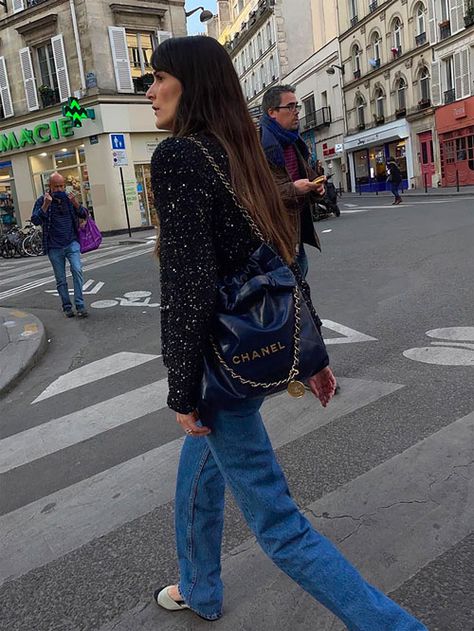 Chanel Jacket Outfit, Leia Sfez, Le Catch, Chanel 22, Parisian Outfits, Chanel Classic Flap Bag, Street Style Bags, French Women Style, Sassy Outfit