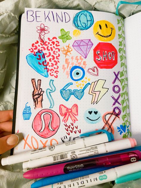 Preppy Colored Pencil Drawings, Easy Paintings Doodles, Preppy Ideas To Draw, Preppy Drawings Sketches Easy, Preppy Doodles To Draw, Skechtbook Ideas Preppy, Preppy Doodles Easy, Trendy Drawings, Preppy Drawings Easy