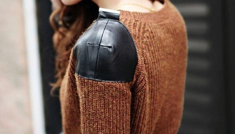 Less Is More–Skip The Leather Pants And Try A Sweater With Leather Accents Instead Mode Tips, Couture Mode, Elbow Patches, 가을 패션, Mode Inspiration, Look Chic, Fashion Details, Diy Fashion, Look Fashion